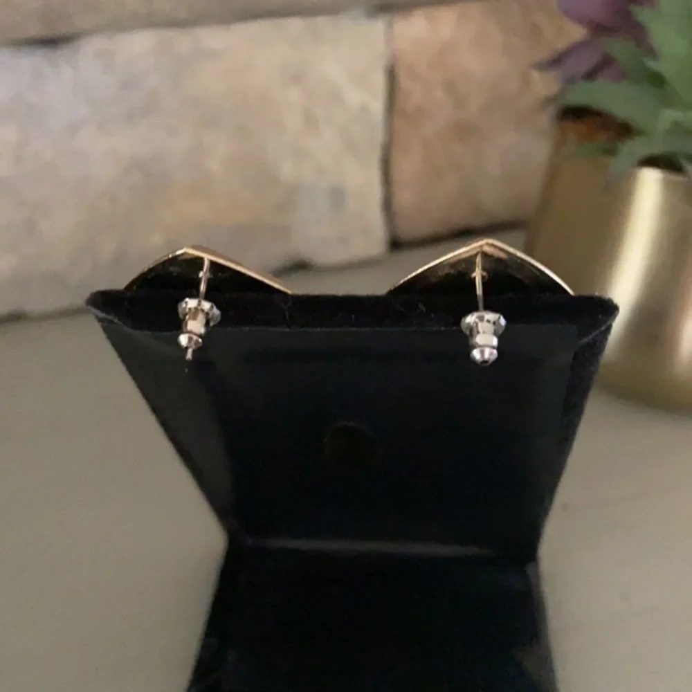 💥 RED POST BACK VINTAGE EARRINGS GOLD DETAIL - Costume